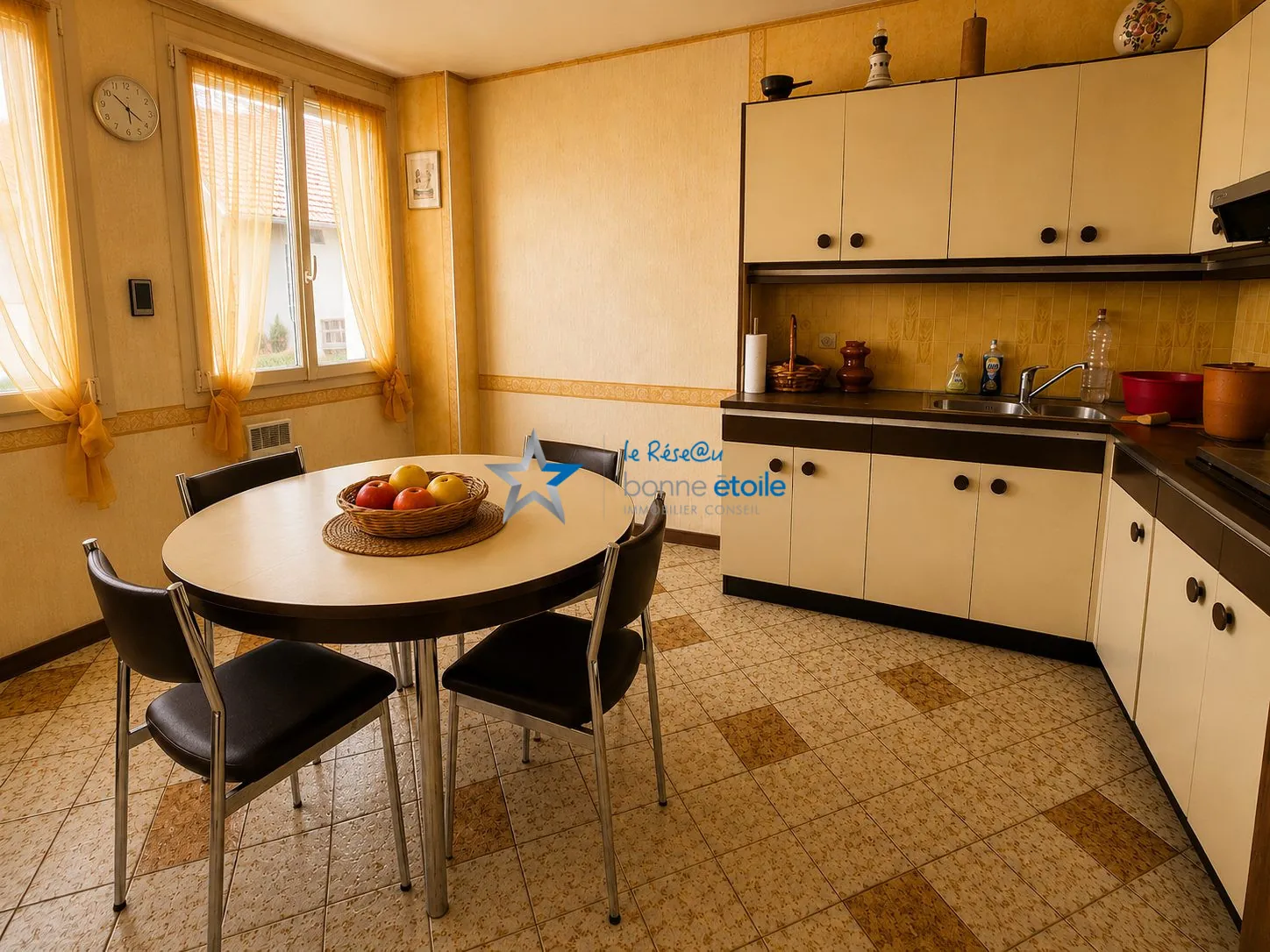 Ensemble immobilier à Montigny-le-Roi avec maison et grand bâtiment, idéal rénovation 