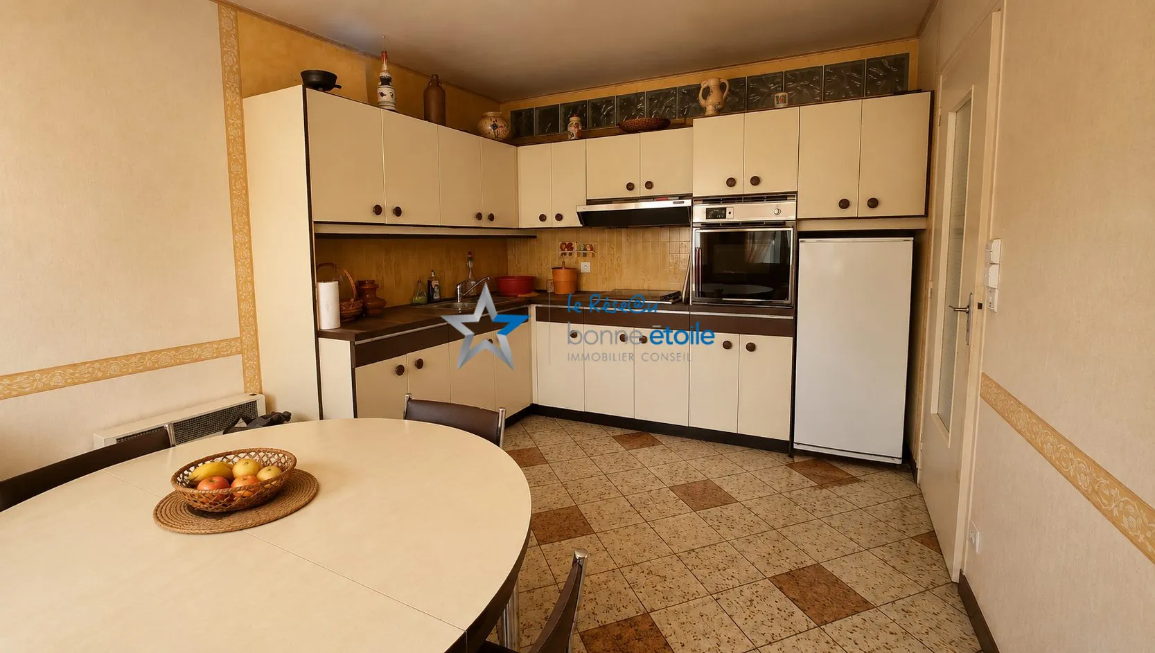 Ensemble immobilier à Montigny-le-Roi avec maison et grand bâtiment, idéal rénovation 