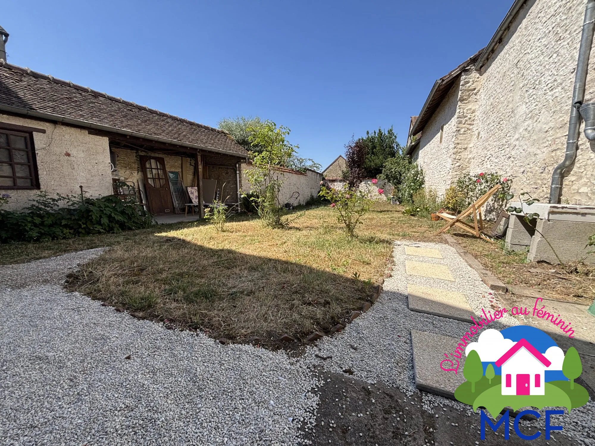 Maison ancienne à vendre à Bueil - 60 m² avec jardin et dépendances 