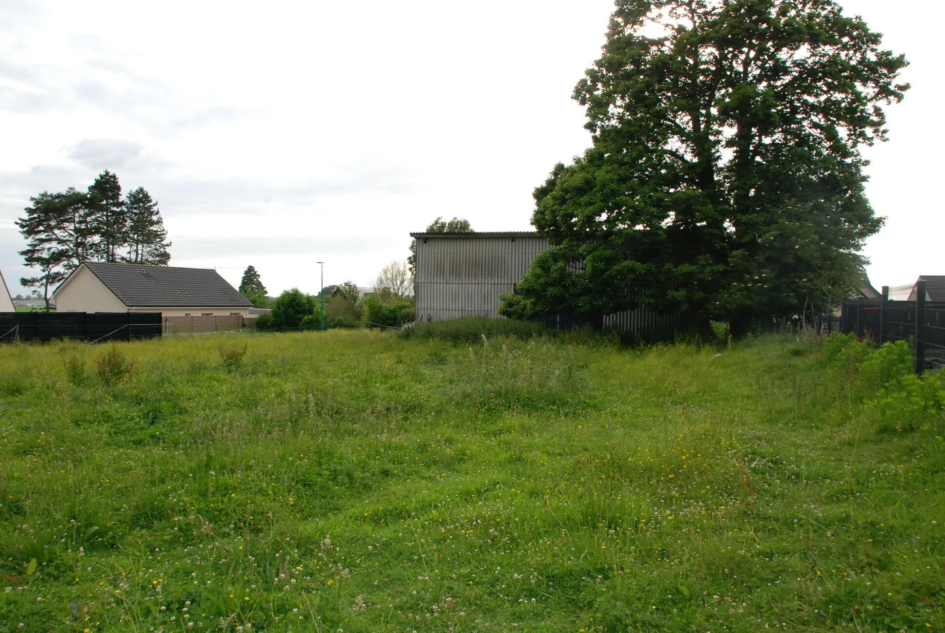 Terrain constructible de 1600 m² avec bâtiment à Fécamp-Goderville, idéal artisans