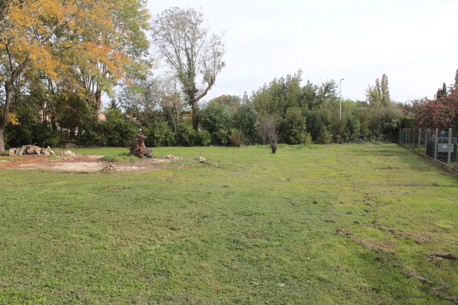 Terrain constructible plat de 600 m² à Saint-Maixant proche commodités