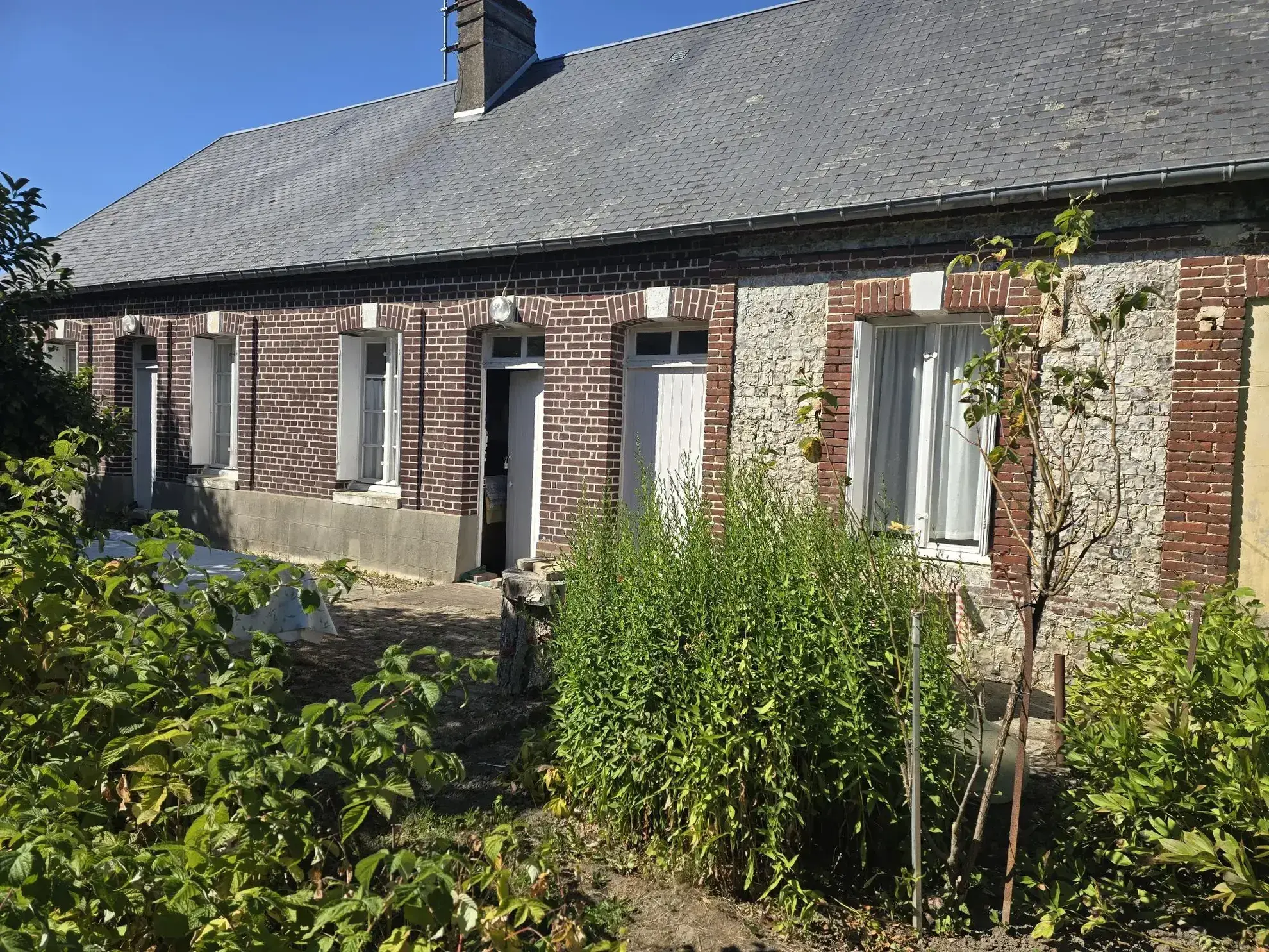 Charmante maison en briques et silex avec grand terrain proche Fécamp et Cany 