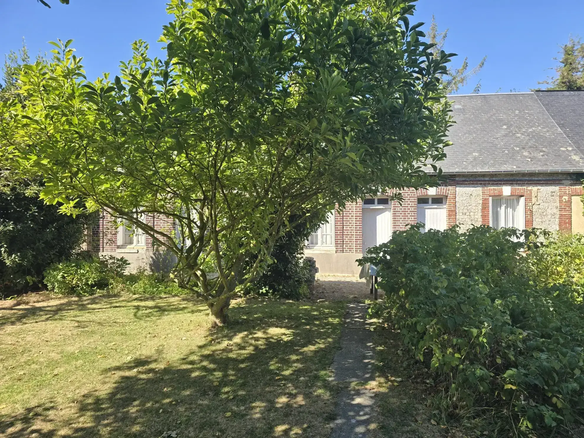 Charmante maison en briques et silex avec grand terrain proche Fécamp et Cany 