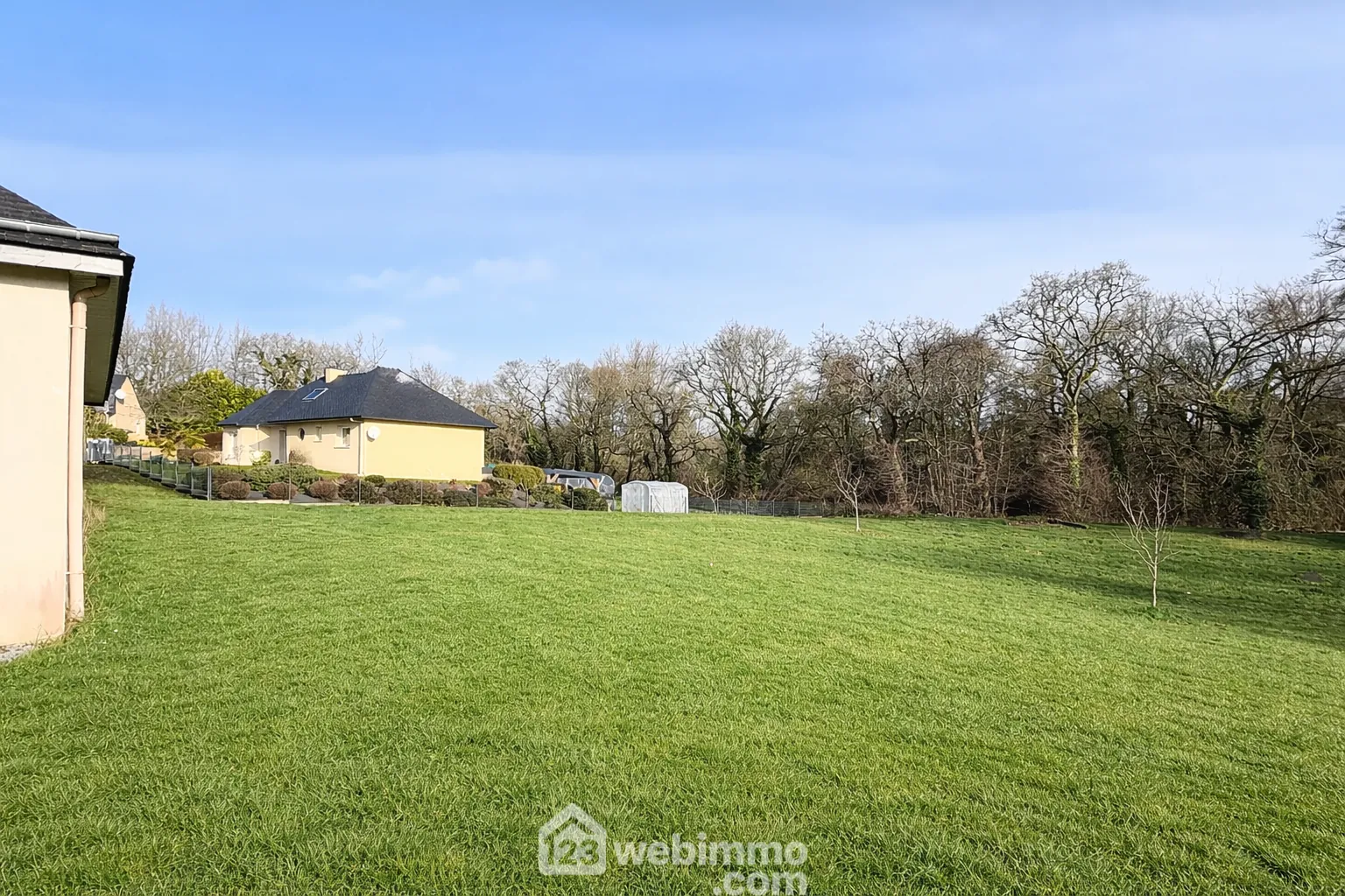 Maison de plain-pied 84m2 à Plouaret, quartier résidentiel avec terrain constructible 