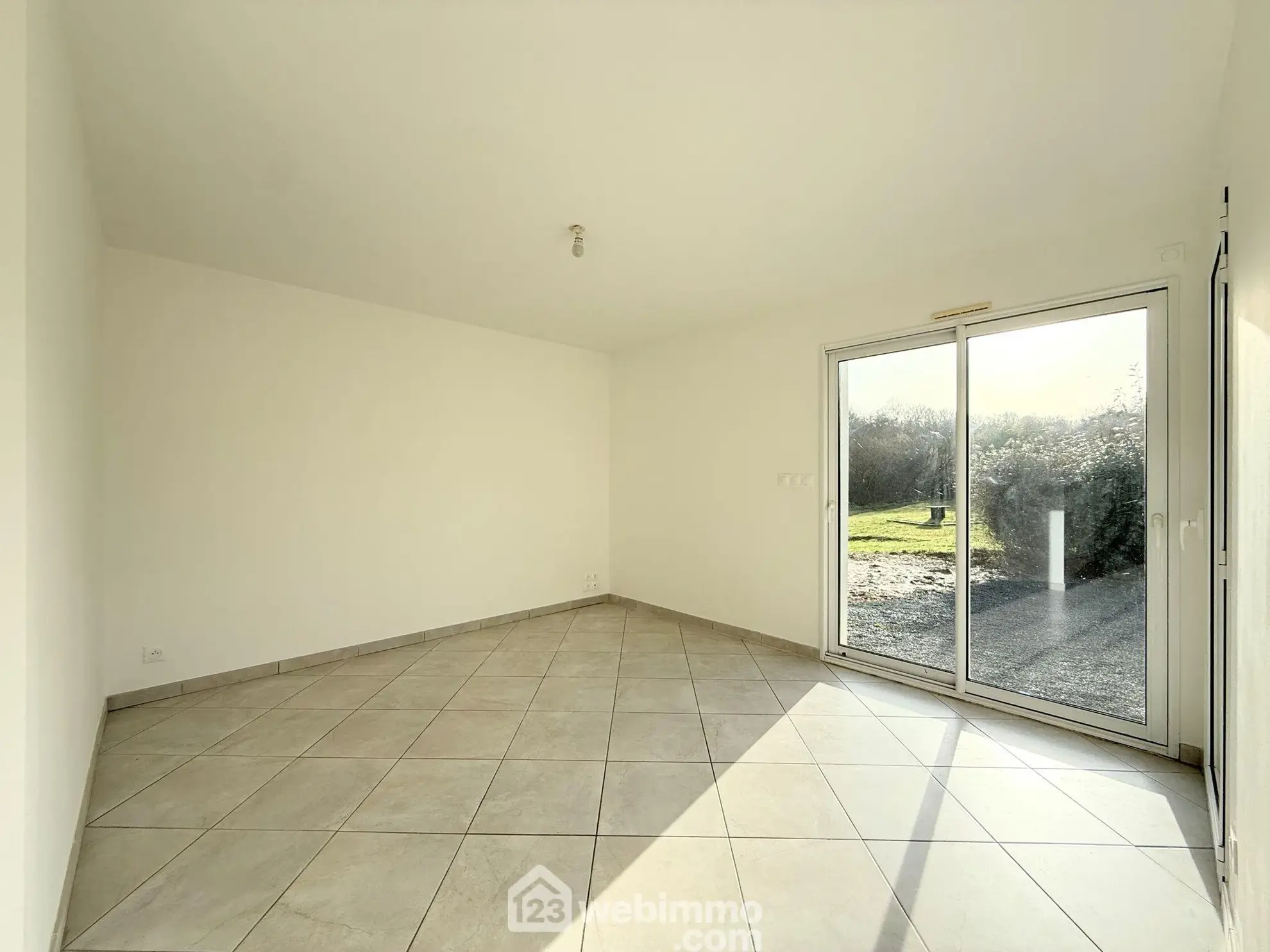 Maison de plain-pied 84m2 à Plouaret, quartier résidentiel avec terrain constructible 