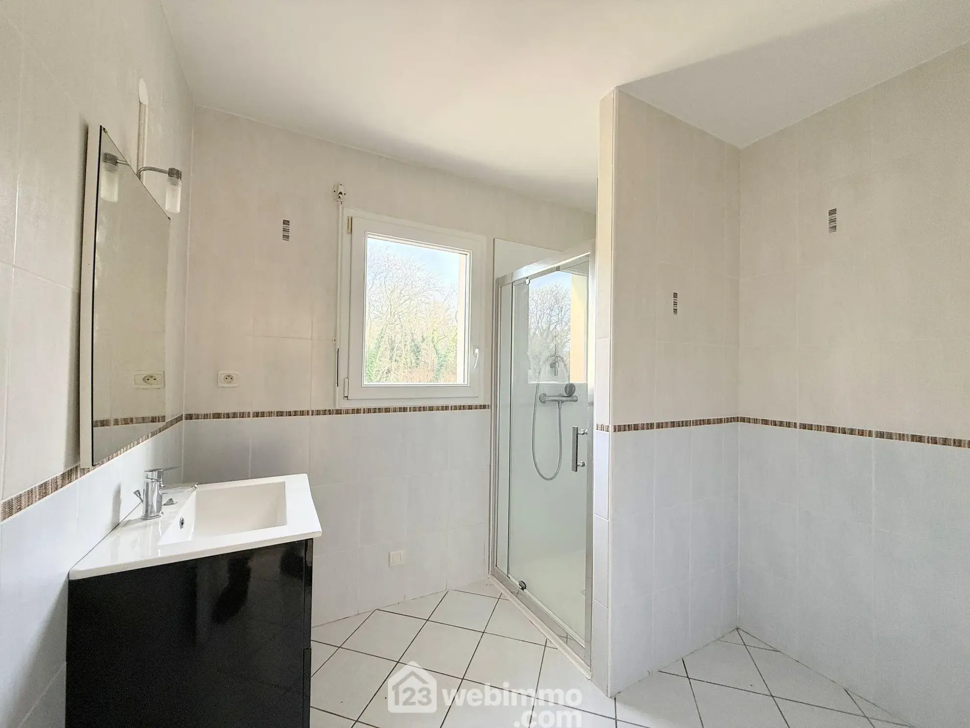 Maison de plain-pied 84m2 à Plouaret, quartier résidentiel avec terrain constructible 