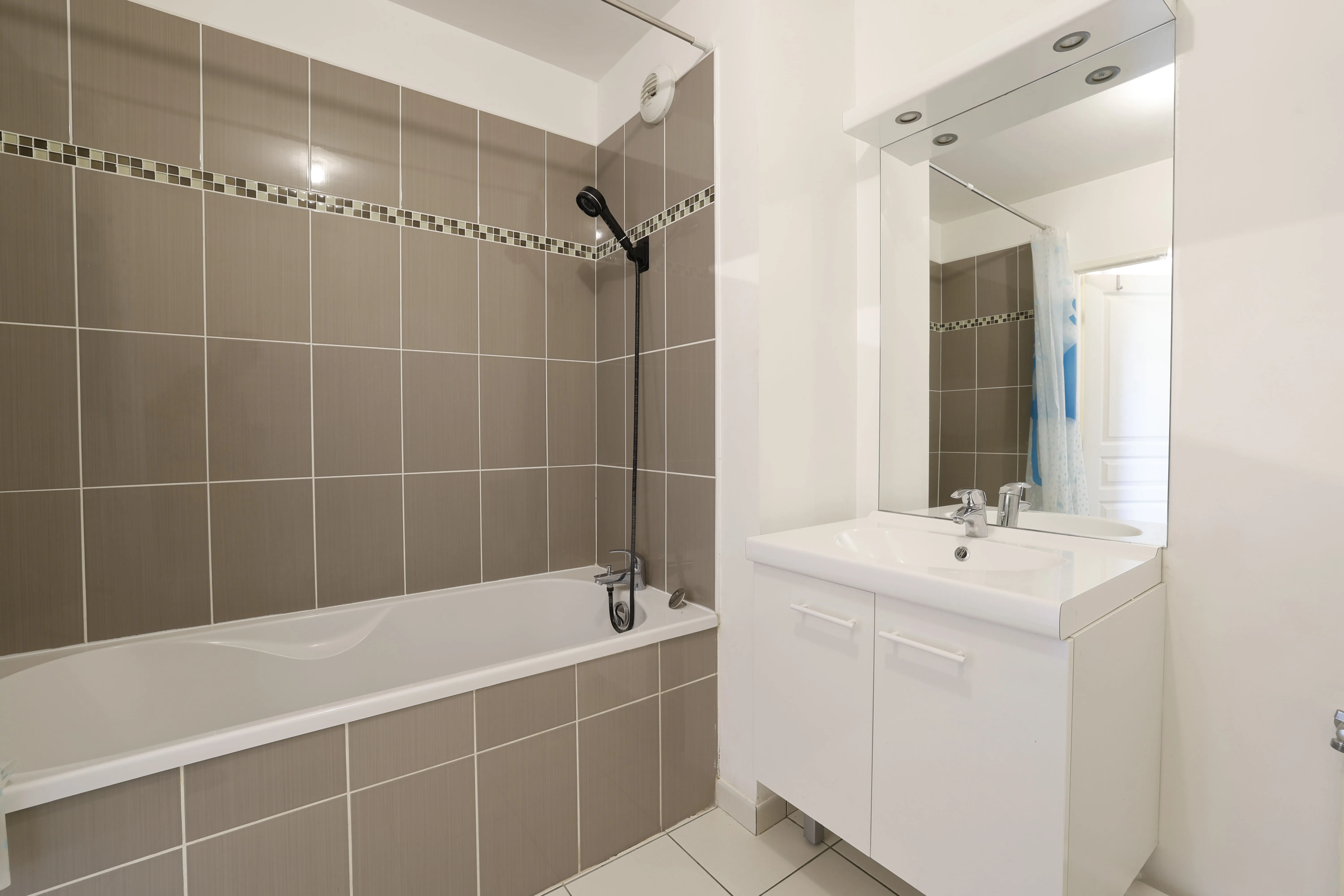 Appartement récent avec jardin privatif, terrasse et parking à Wasquehal 