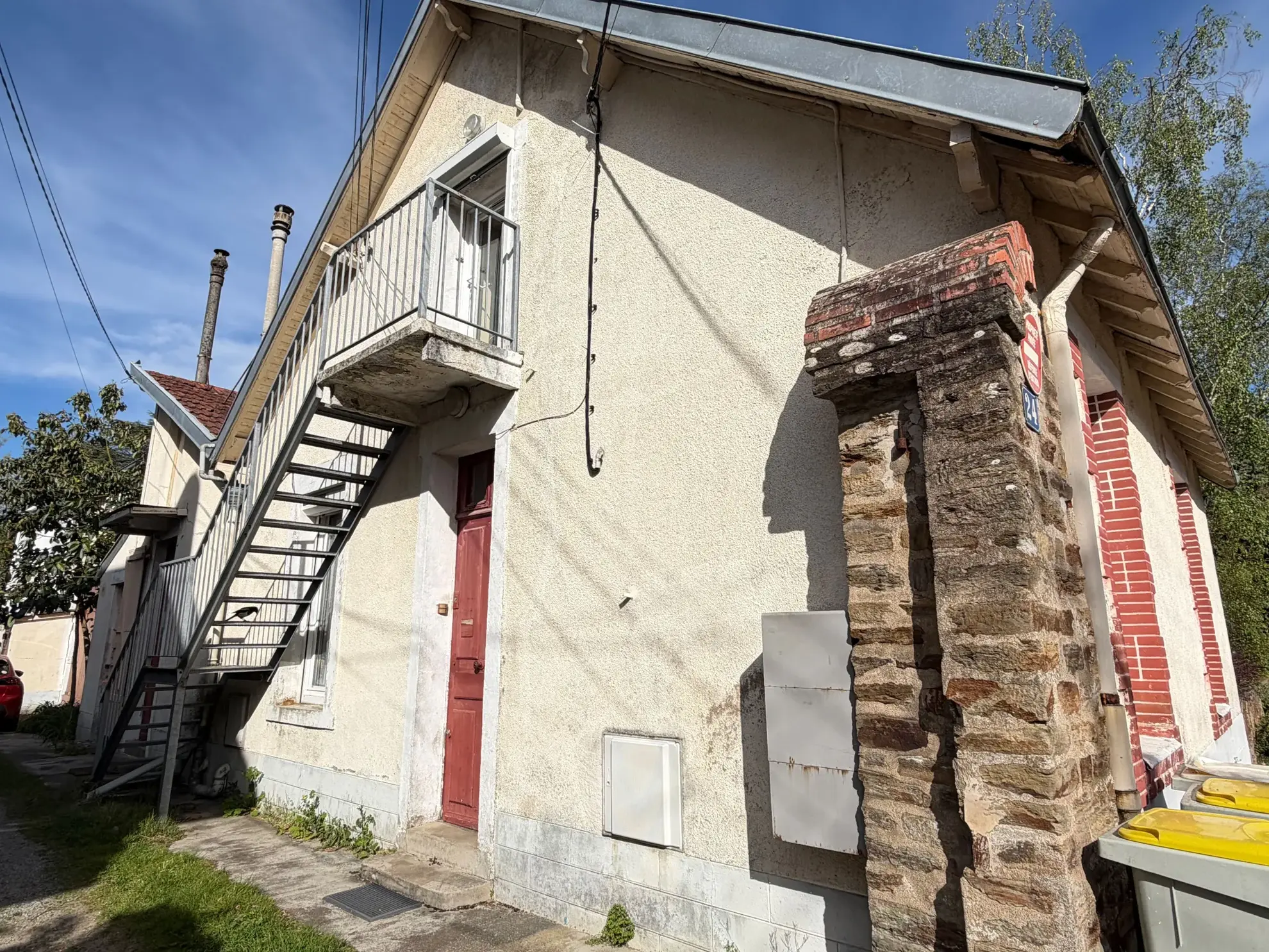 Immeuble à rénover à Nantes avec 3 appartements et potentiel locatif élevé 