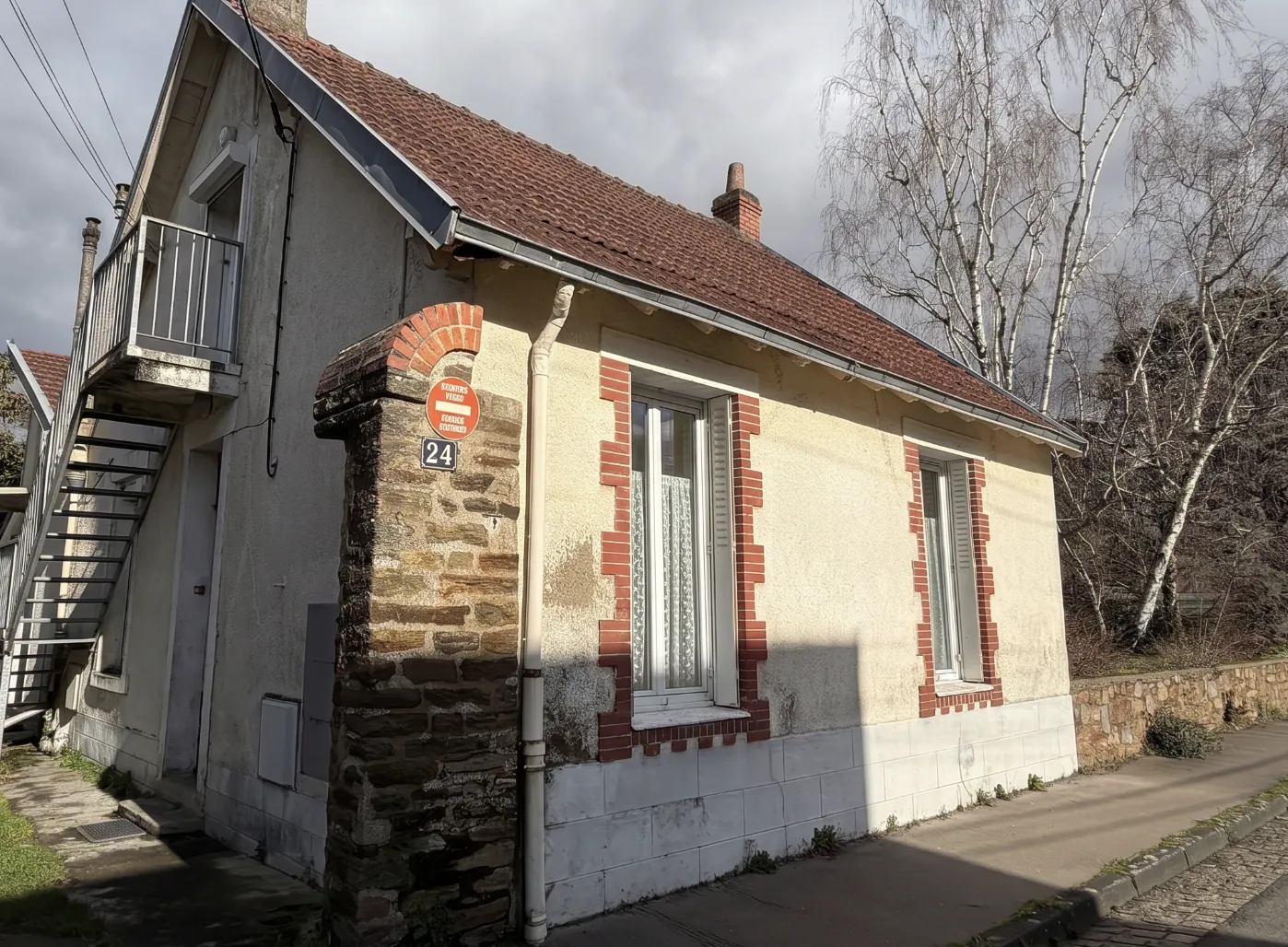 Immeuble à rénover à Nantes avec 3 appartements et potentiel locatif élevé