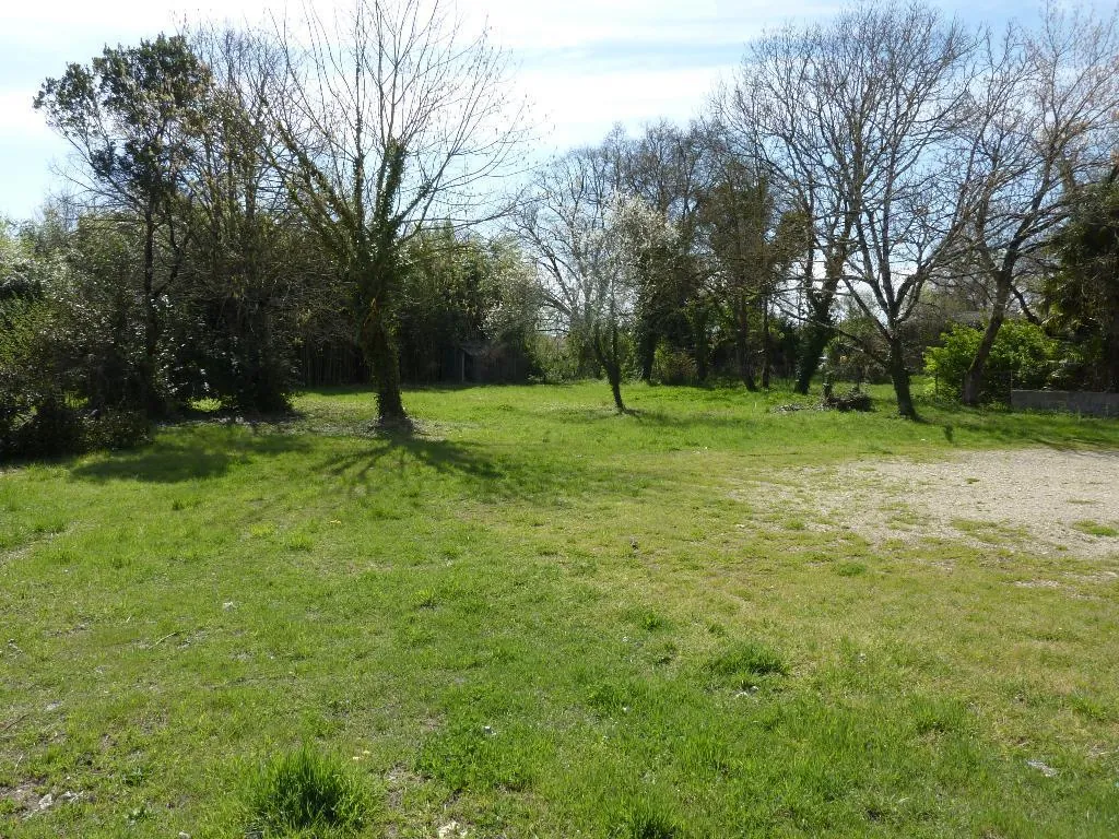 Terrain constructible à vendre à Loupes dans un environnement naturel exceptionnel