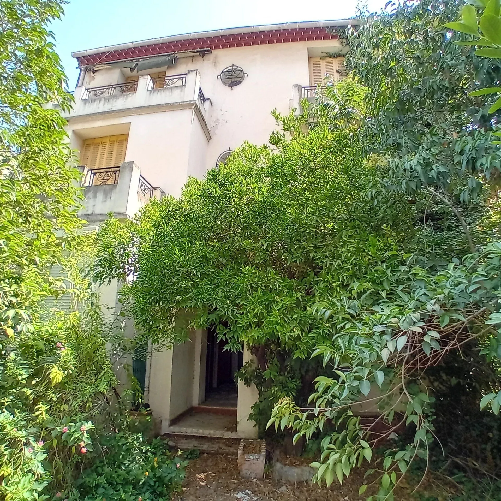 Maison de ville à rénover à Toulon - 210 m² avec espace extérieur