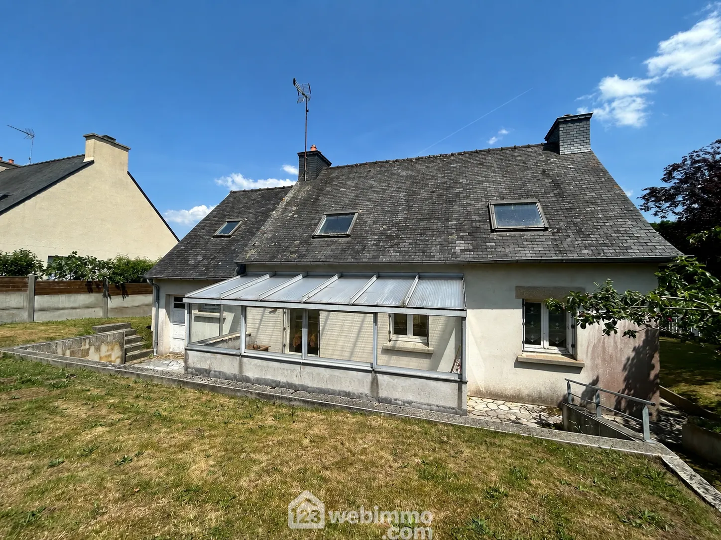 Maison à vendre de 98m² à Plouaret, proximité commerces et terrain clos