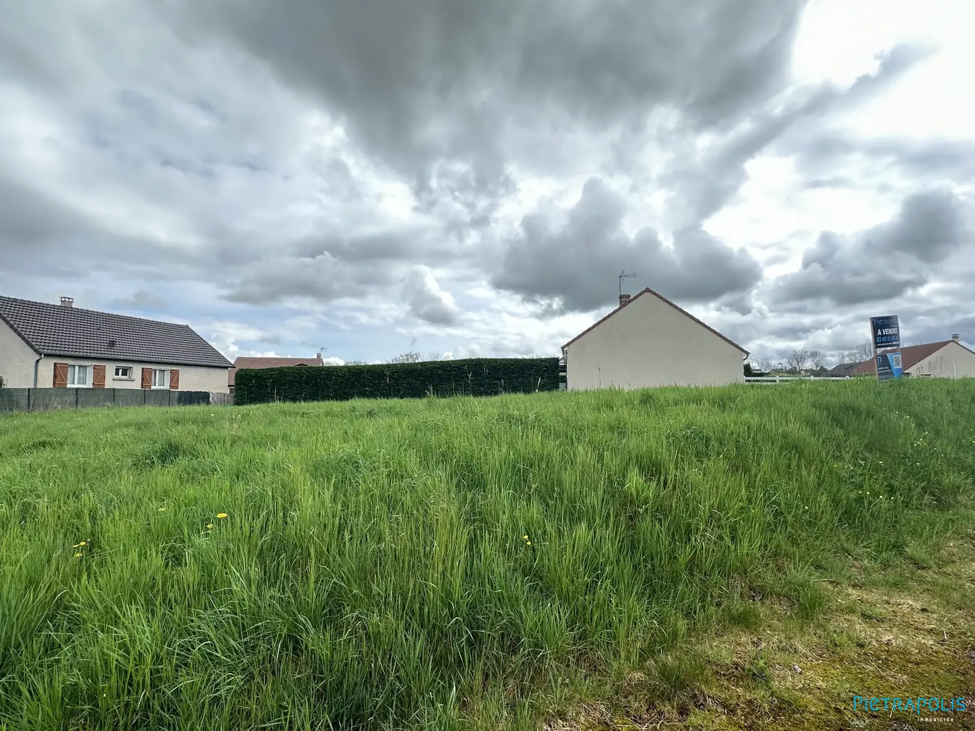 Terrain constructible de 706 m² à Arnay-le-Duc, proche des commodités