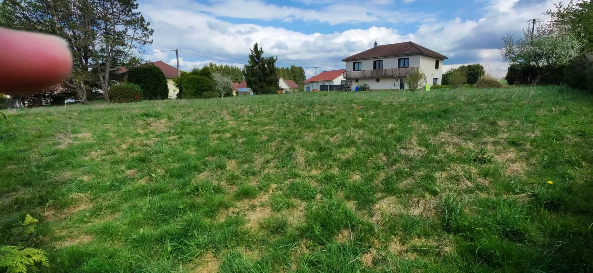 Terrain constructible de 1300 m² à Vézelois, libre de constructeur