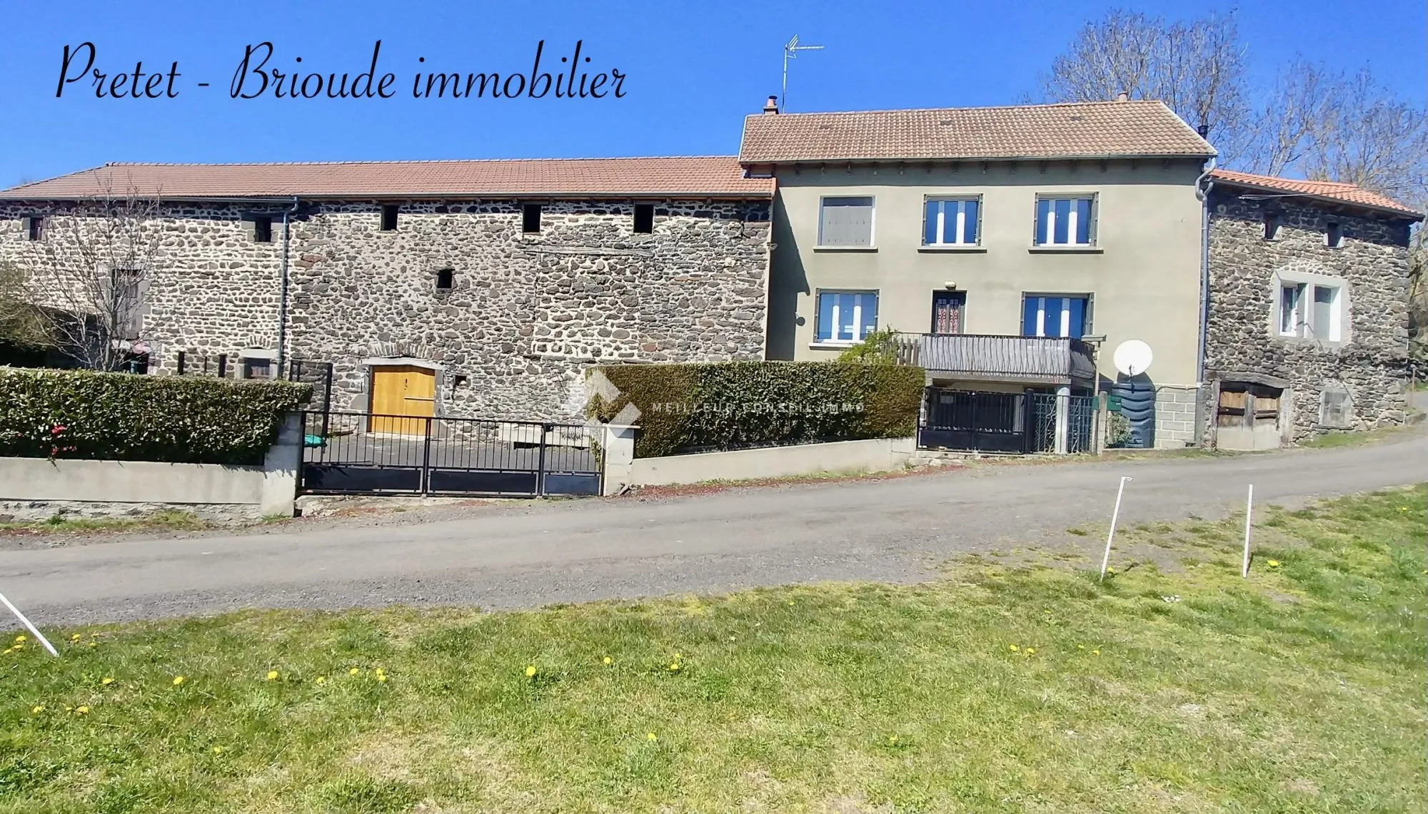 Corps de ferme à vendre à Molompize, vue panoramique et grand potentiel d’aménagement