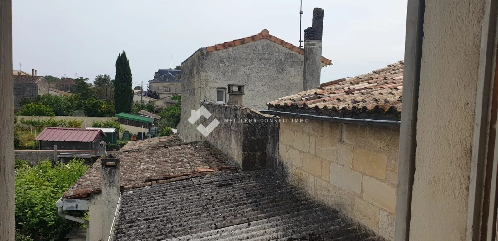 Maison en pierre lumineuse avec garage et jardin à Saint-Médard-de-Guizières