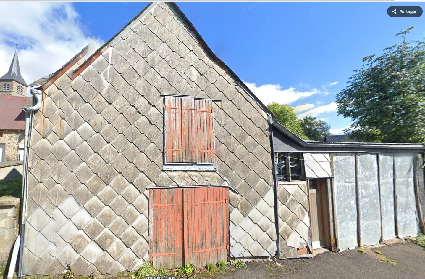Maison à rénover à Saint-Genès-Champespe avec Terrain et Garage - Potentiel Important