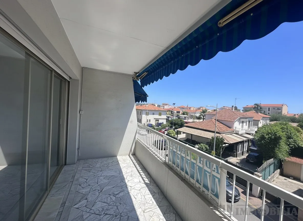 Studio lumineux avec terrasse à Cros de Cagnes, proche plage et commodités