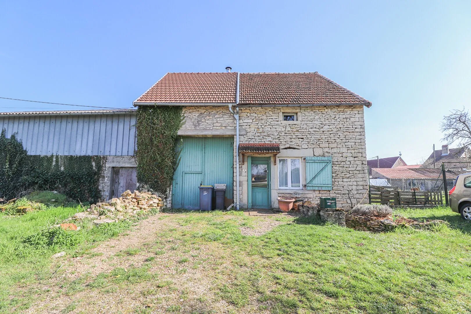 Maison T6 rénovée avec dépendances à Villeneuve-sur-Vingeanne - Charme et espace