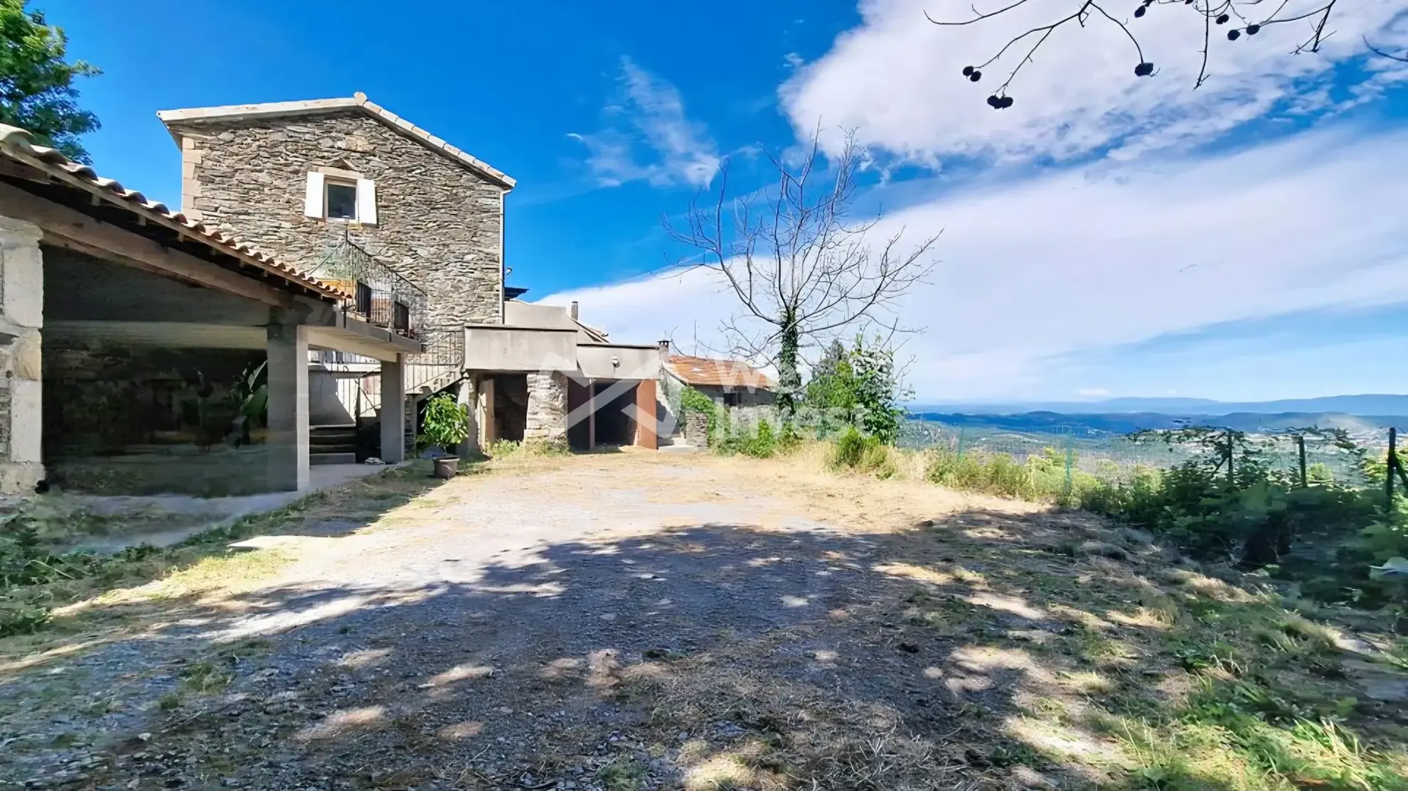 Investissement immobilier en pierre à Les Vans avec deux appartements et terrain