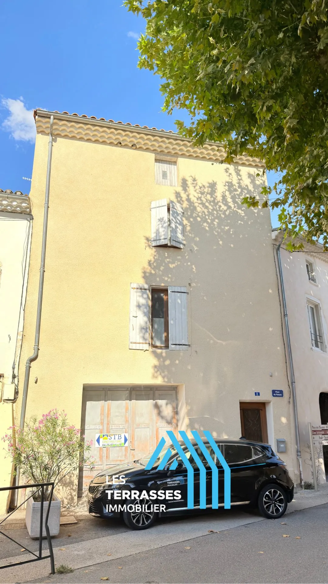 Belle maison à rénover avec terrasse, garage et grenier à Ancône