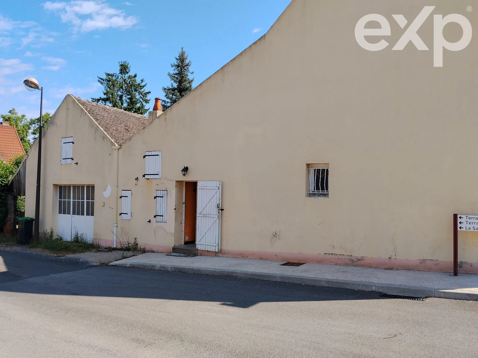 Maison à vendre à Bey avec garage, terrasse et parking – Opportunité à rénover