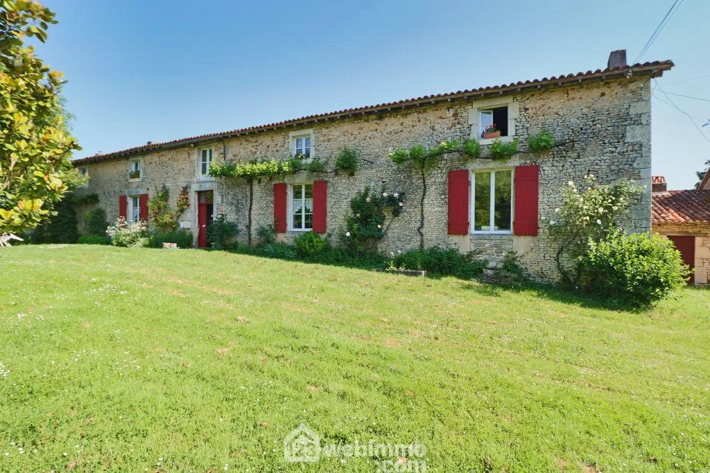 Longère en pierre de 295 m² à vendre à Sommières-du-Clain, calme et potentiel