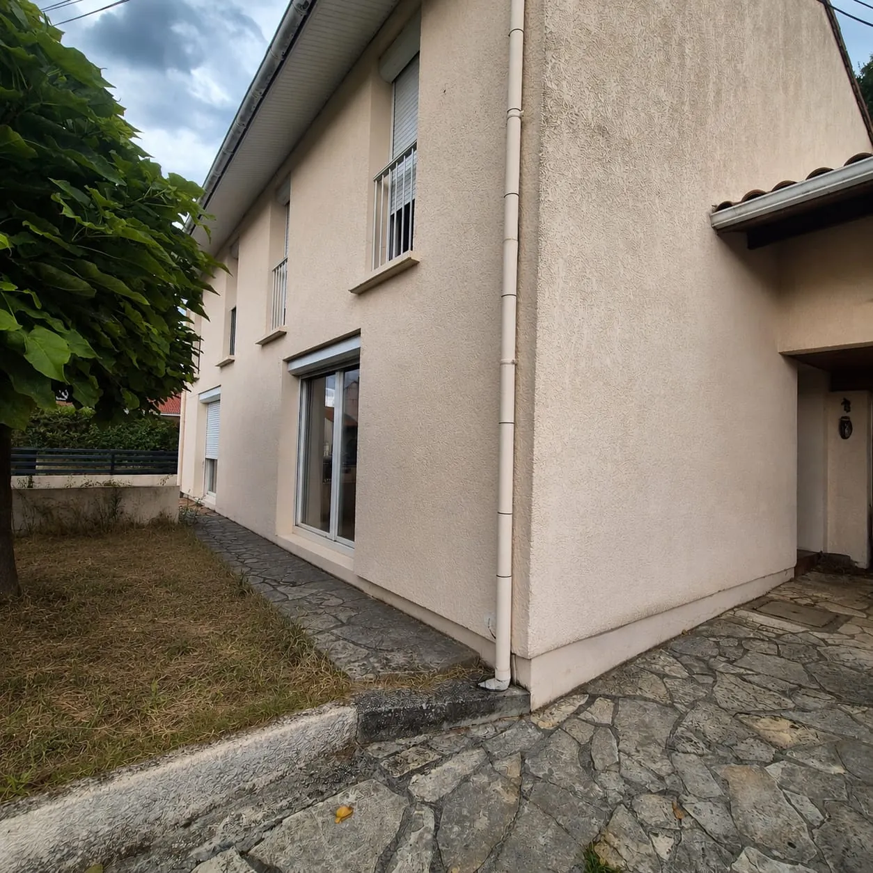 Maison familiale à Canejan avec jardin et garage à rénover