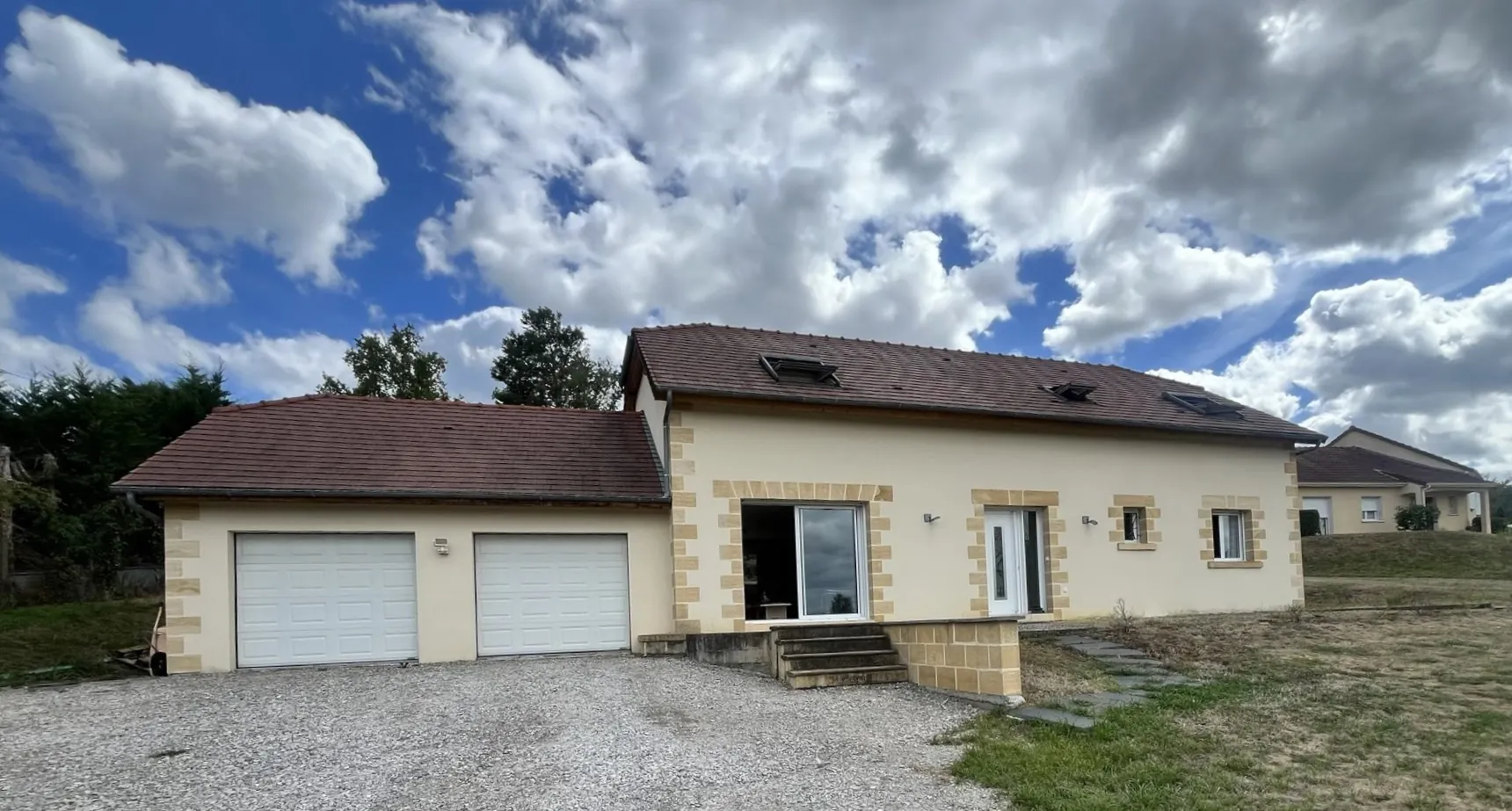 Maison familiale de 160 m² à Cosnac avec terrain de 3200 m², 4 chambres, confort moderne