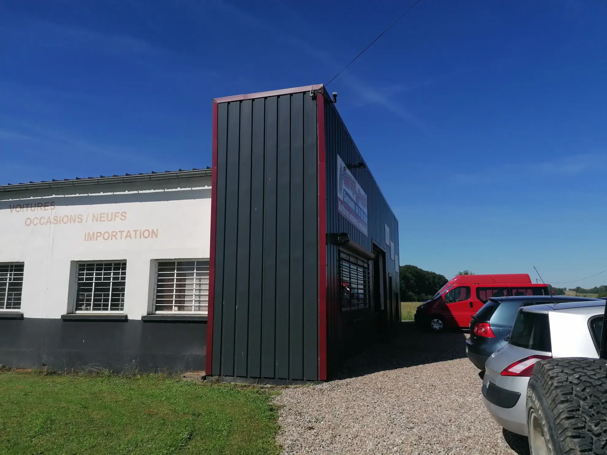 Garage de 300 m² à vendre dans les Vosges, idéal pour mécanique et carrosserie