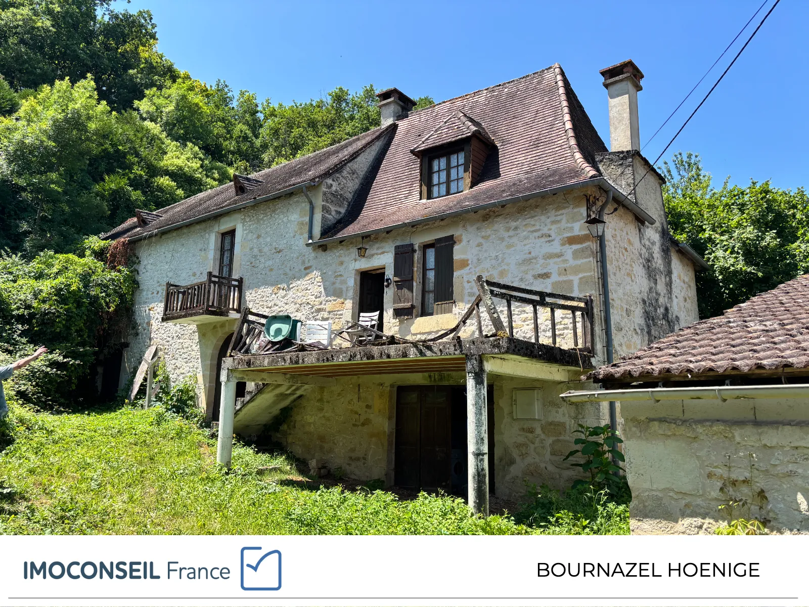 Maison en pierre à rénover avec grand terrain à La Bachellerie