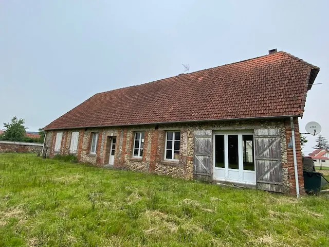 Longère en briques et silex avec dépendances à Étalondes, proche des Villes Soeurs, 120 m² habitables