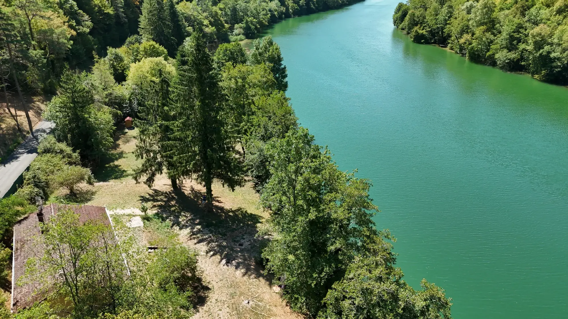 Maison en bord de rivière d’Ain avec accès privé et ponton, à rénover, secteur calme