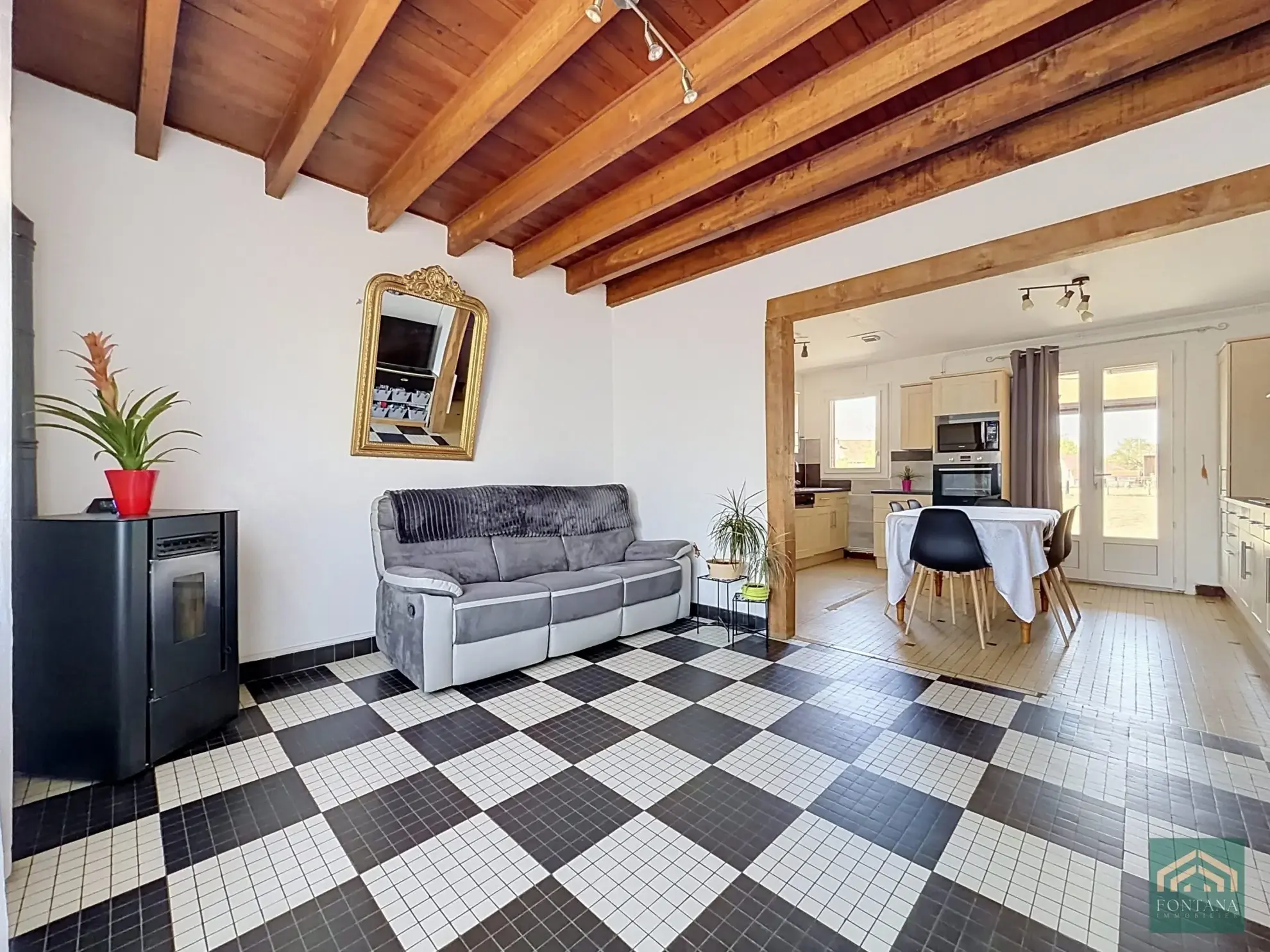 Maison en pierre rénovée avec terrain de 789 m² à Le Mayet-d'École 