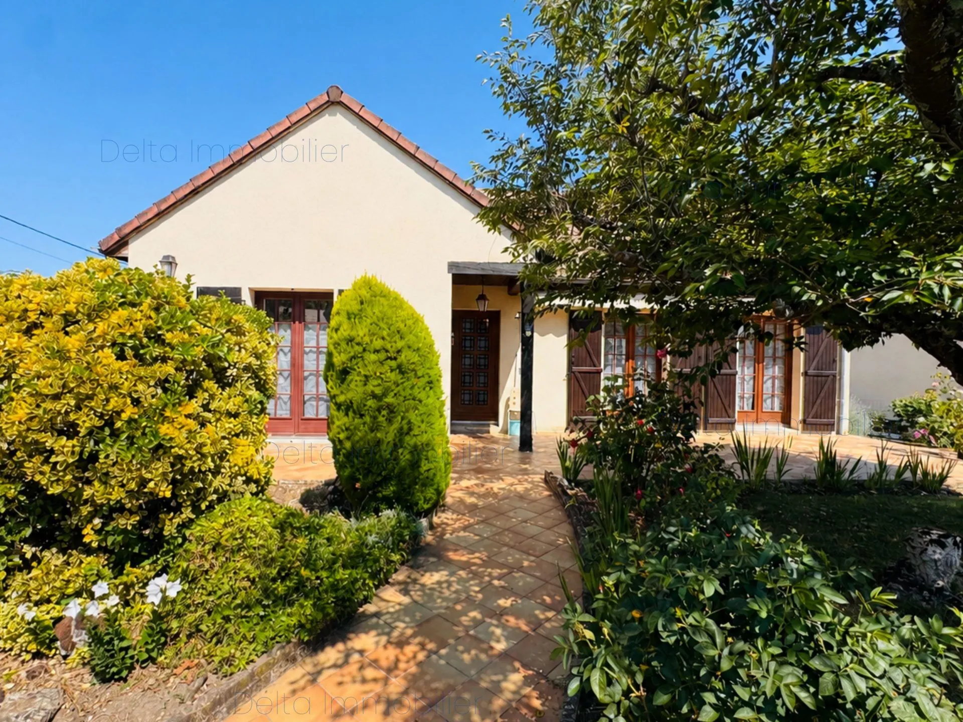 Maison de plain-pied à vendre à Mehun avec jardin et garage, terrain 707m²