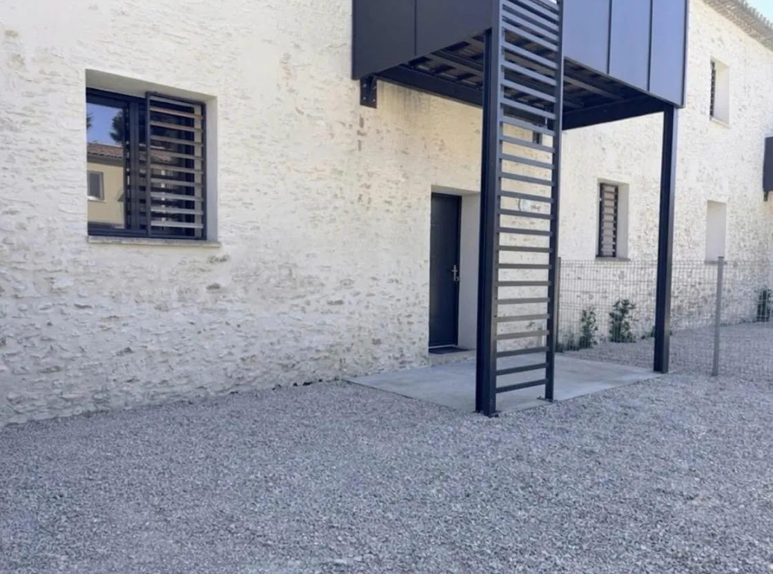 Bel appartement avec terrasse, jardins et parking proche du centre-ville de L'Isle-sur-la-Sorgue