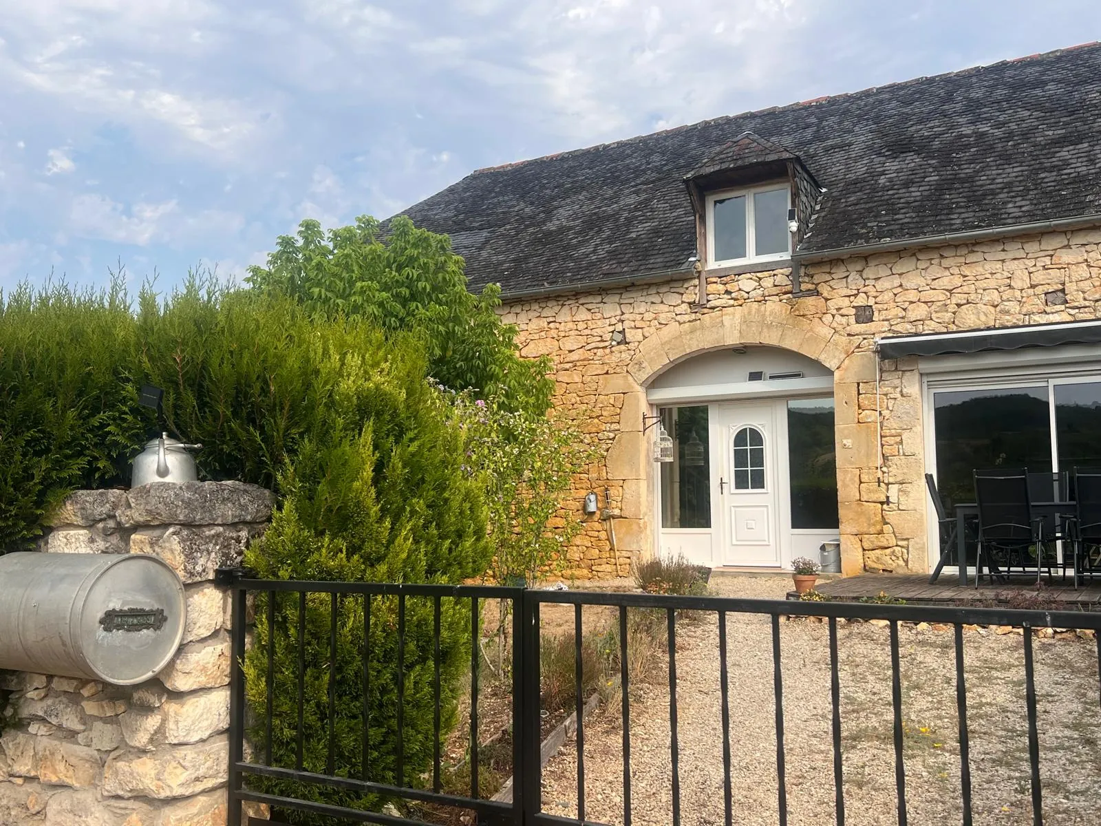 Maison en pierre rénovée avec appartement indépendant et piscine dans le Périgord Noir