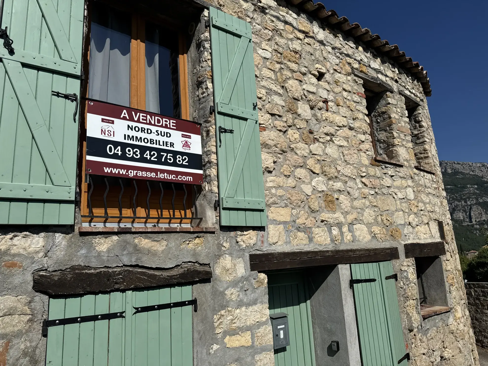 Maison de village authentique avec balcon et vue panoramique au Bar-sur-Loup