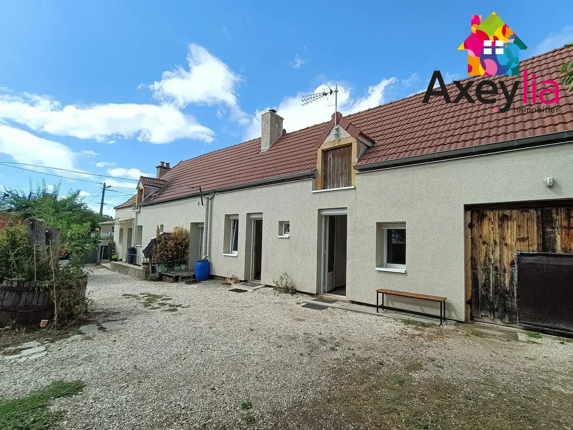 Longère à vendre à La Motte-Saint-Jean - Maison rénovée avec terrain et dépendances