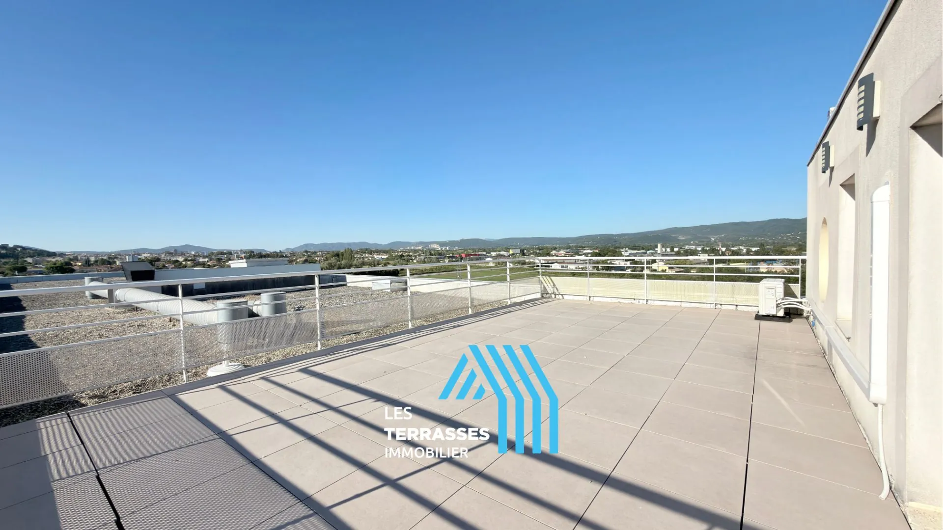 Appartement duplex avec terrasse et vue panoramique à Montélimar 