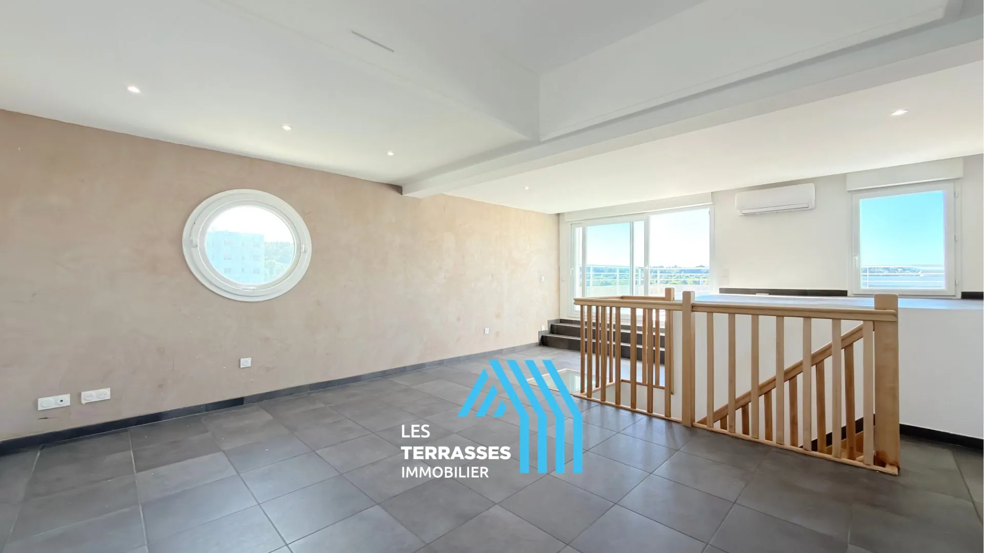 Appartement duplex avec terrasse et vue panoramique à Montélimar 