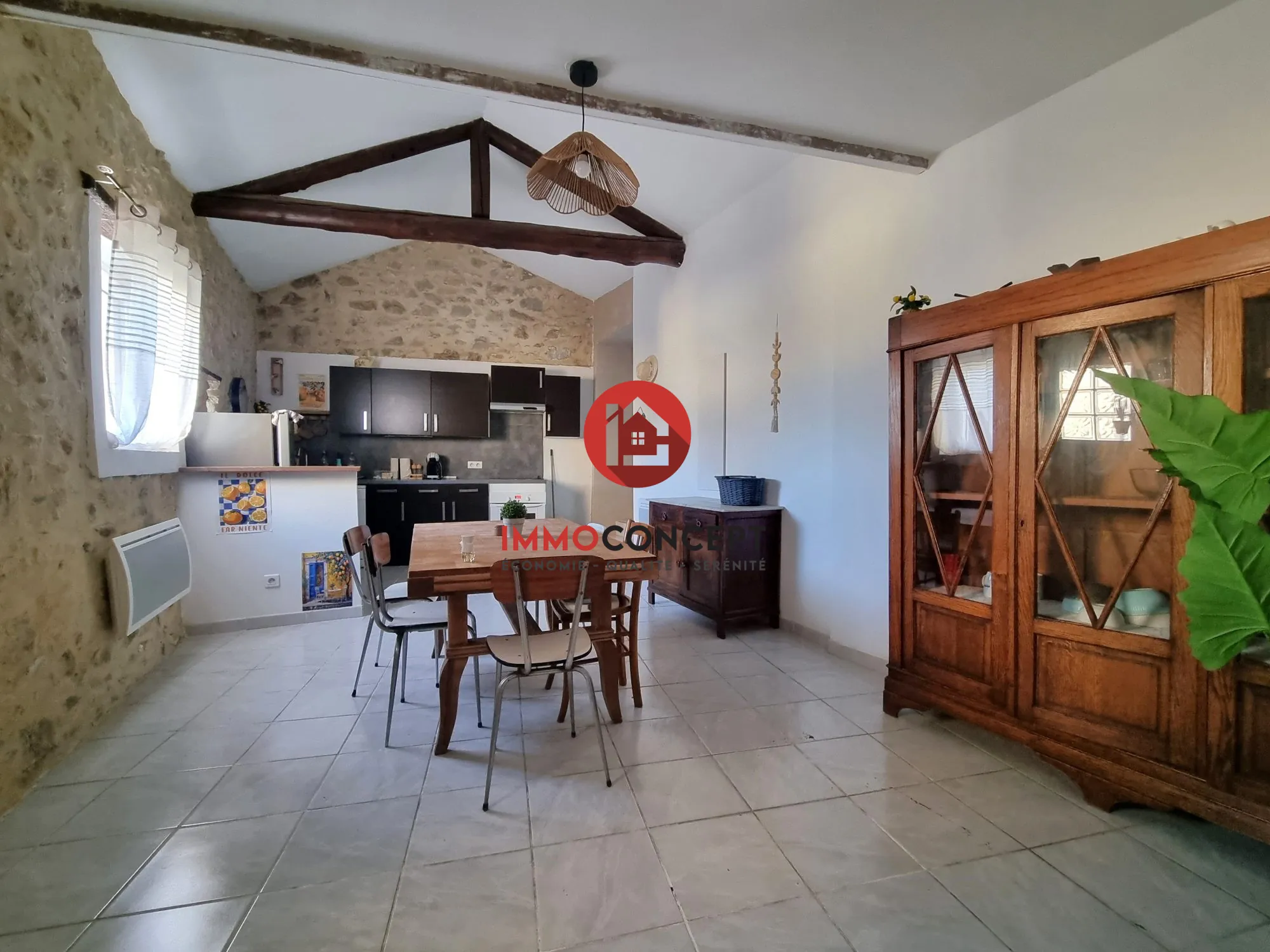 Salle à manger Bel appartement T2/T3 de 83m² à Laudun-l'Ardoise, centre-ville, prêt à emménager