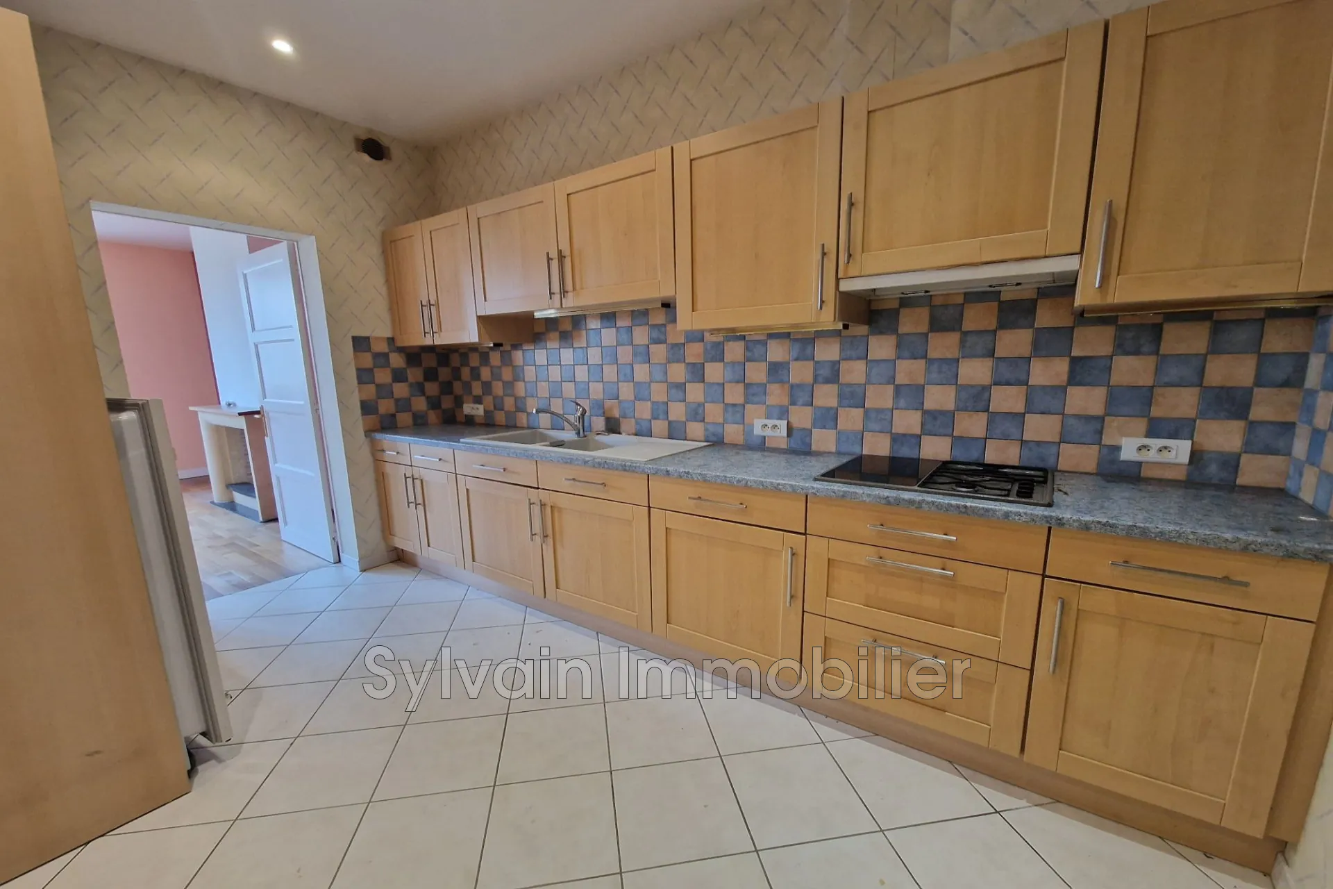 Charmante maison de 5 pièces avec garage et cour à Gournay-en-Bray 