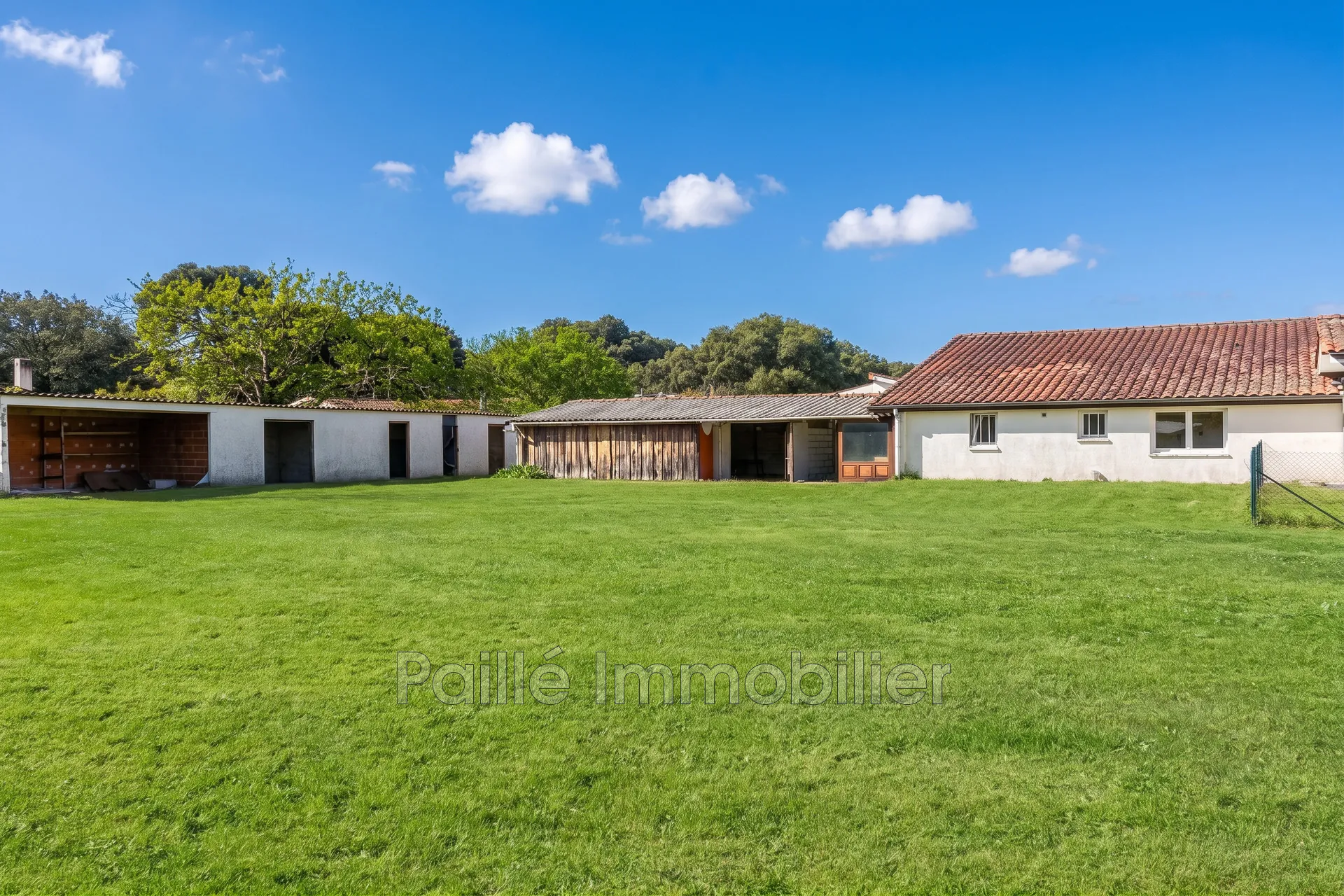 Ensemble immobilier à rénover proche des plages de Grayan-et-l'Hôpital