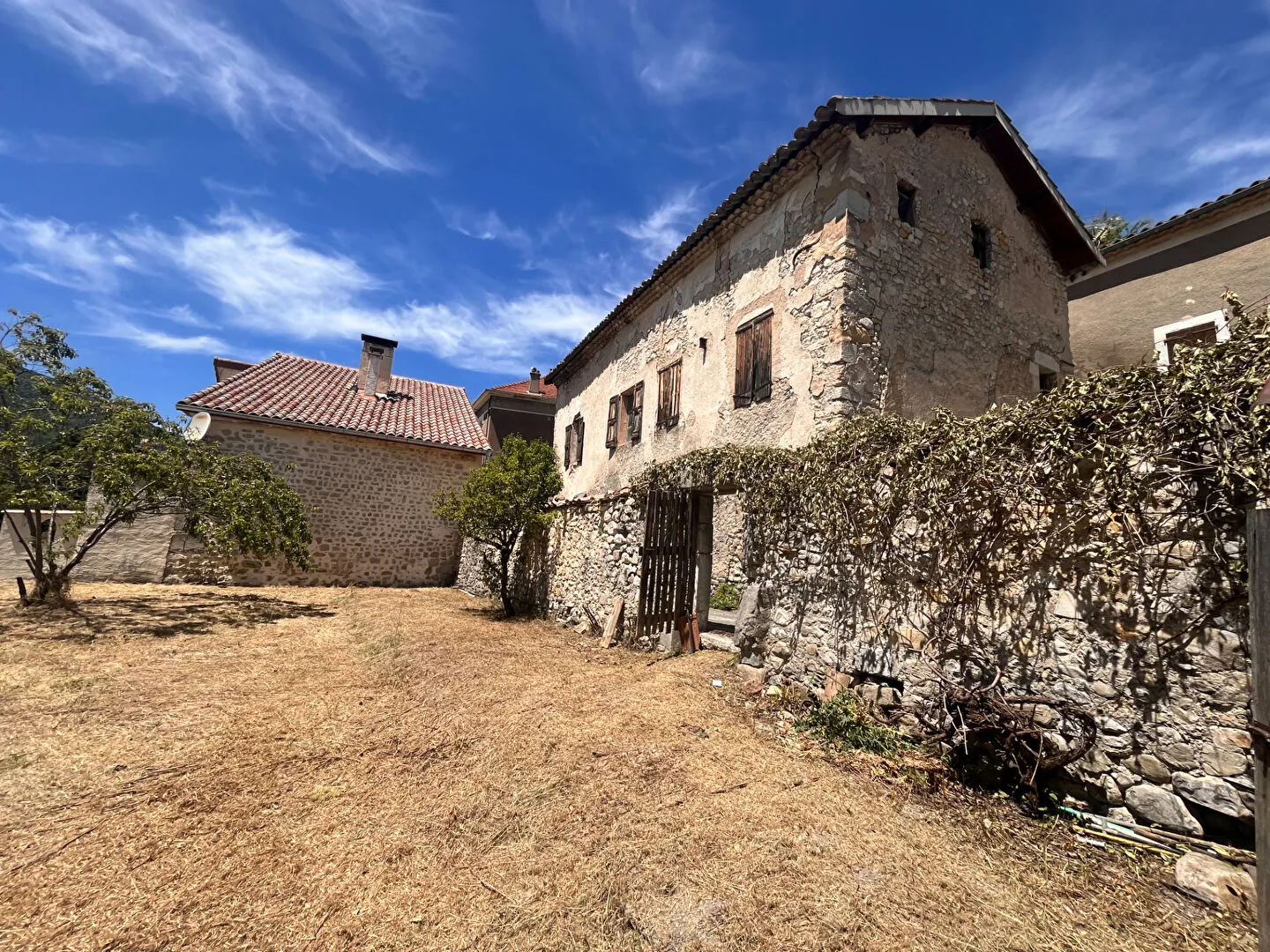 Authentique maison en pierres à rénover avec jardin à La Faurie