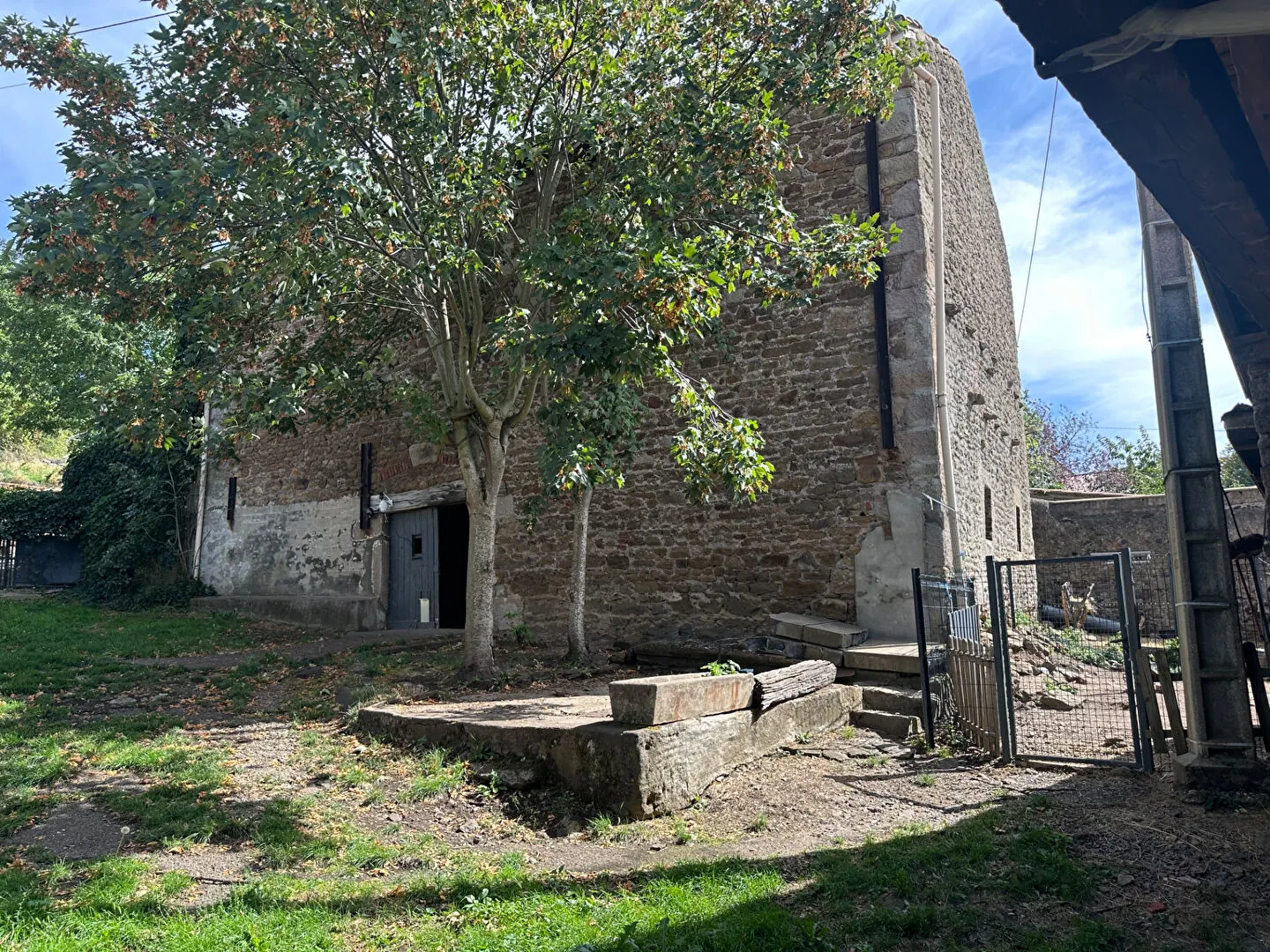 Belle grange à Saint Jean Bonnefonds avec potentiel d'aménagement de 200 m²