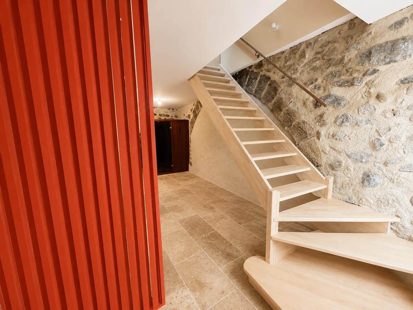 Maison de ville rénovée à Clermont-l’Hérault avec spa et luminosité naturelle 