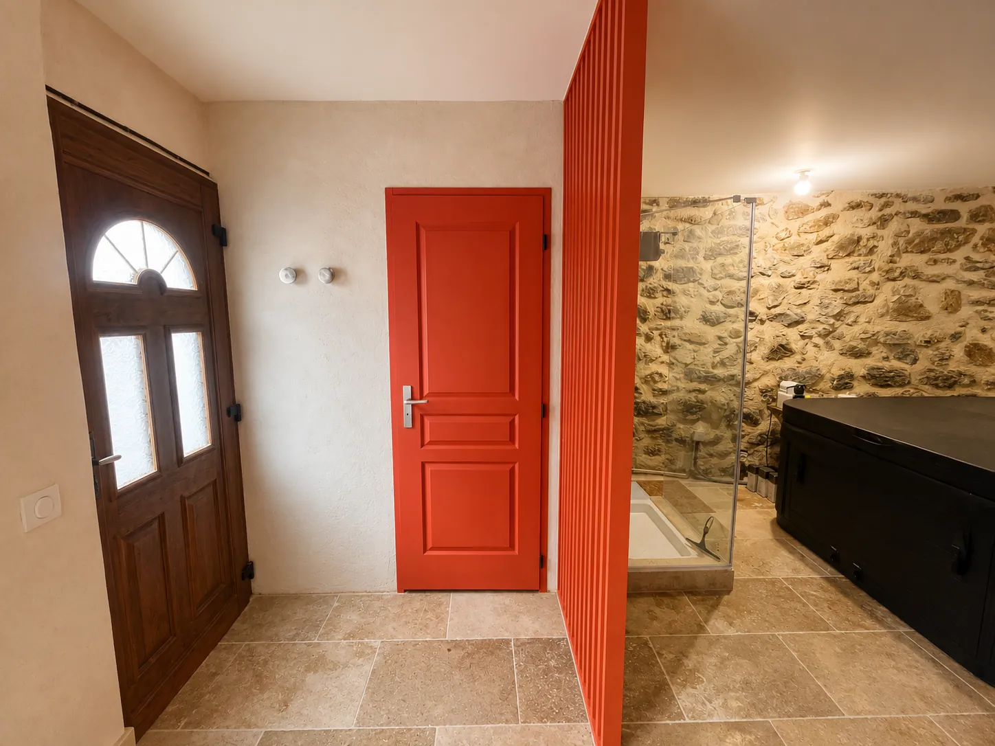 Maison de ville rénovée à Clermont-l’Hérault avec spa et luminosité naturelle 