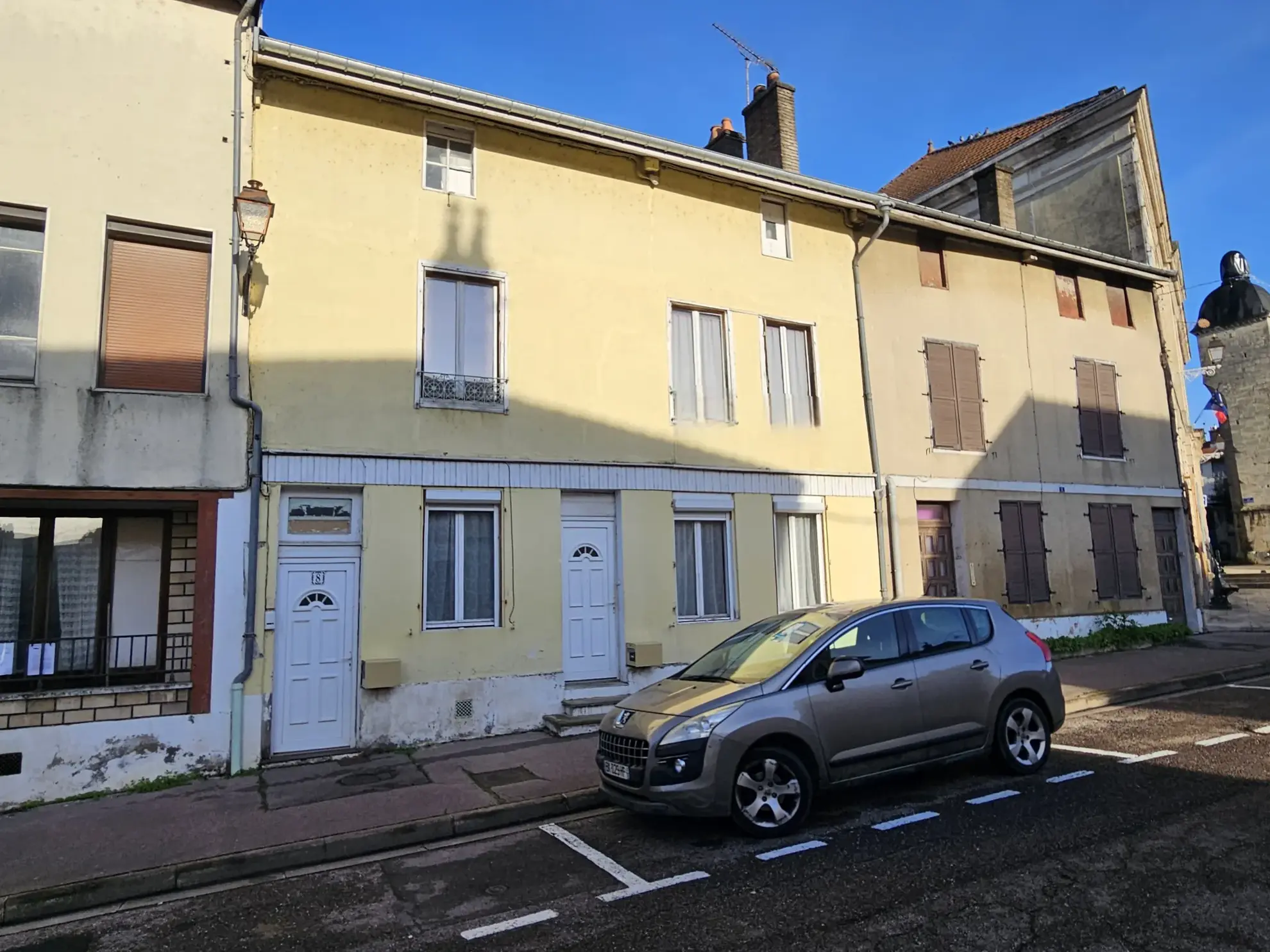 Investissement immobilier à Wassy de 166 m² avec deux appartements et remise