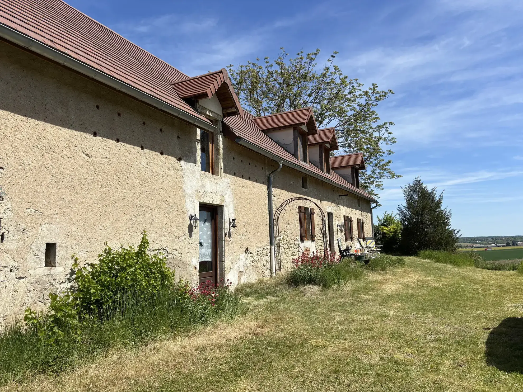 Maison authentique à Langy avec grand terrain et dépendances, idéale pour projets ruraux
